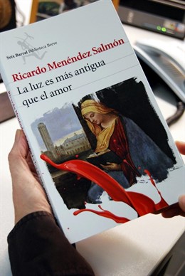 Portada del libro 'La luz es más antigua que el amor' de Ricardo Menéndez Salmón
