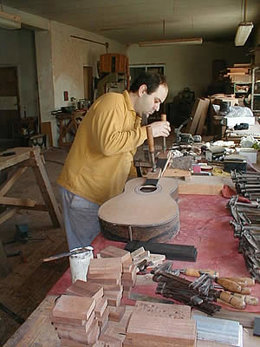 Vicente Carrillo en su taller