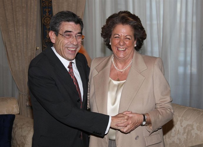 De la Rúa saluda a Barberá en su despedida oficial antes de dejar el cargo.