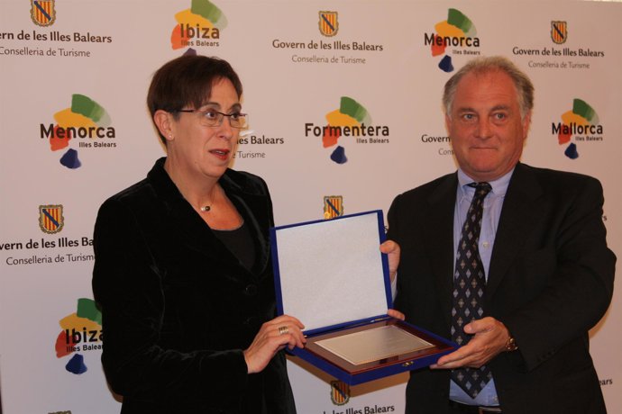 La consellera de Turismo, Joana Barceló, y el delegado de OMTE en Baleares, Agus