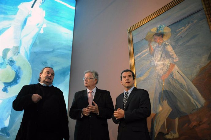 Facundo Tomás, Felipe Garín y Rafa Miró, ante el cuadro de 'Elena Sorolla en la 