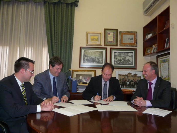 Firma del acuerdo entre CAI y Ayuntamiento de Calatayud