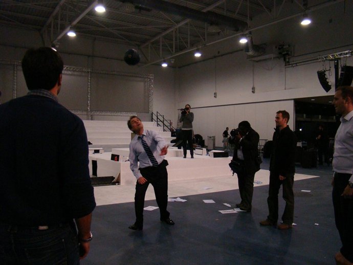 Artur Mas relajándose en la campaña electoral