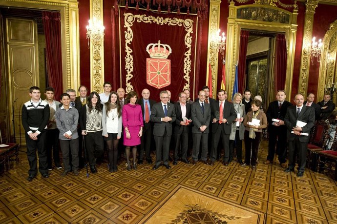 El presidente del Gobierno foral, Miguel Sanz, entrega los Premios de Educación.