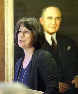 La presidenta de FDIC, Sheila C. Bair