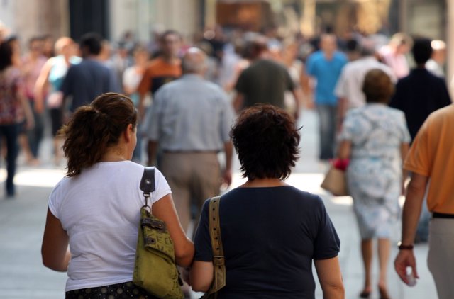 Gente comprando en calles de Andalucía