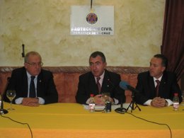 El consejero de Justicia y Seguridad Ciudadana, Manuel Campos, a su izquierda el