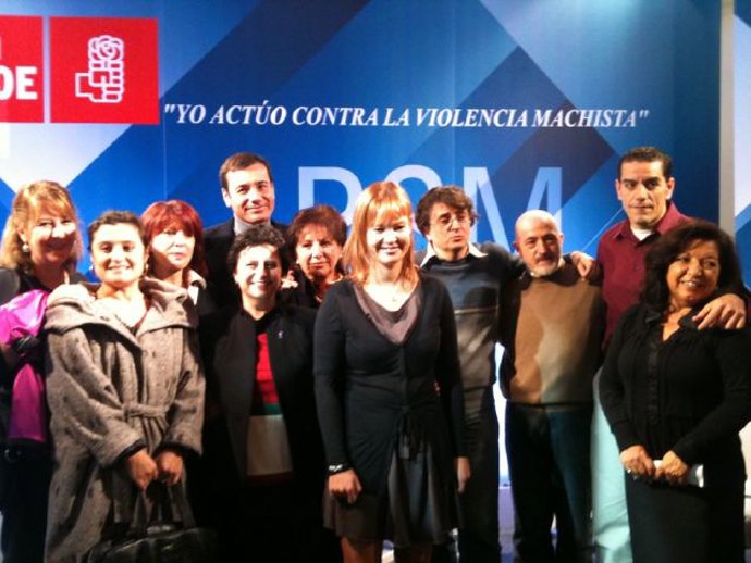 Gómez y Pajín junto a algunos de los participantes en el acto