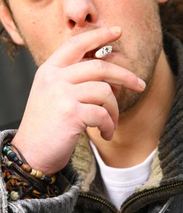 Un hombre fumando