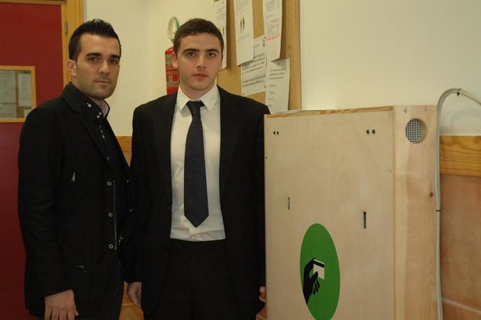 Los alumnos junto al proyecto