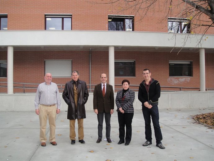 El secretario del IES Zizur, José Ramón Uriarte; el director del Servicio de Obr