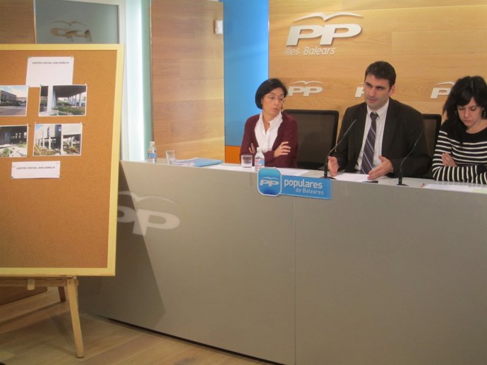 De izq. a dcha. la portavoz 'popular' de Servicios Sociales en Ayuntamiento, Mar