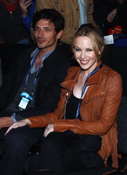 Andrés Velencoso y Kylie Minogue en el partido de tenis que enfrentó a Rafa Nada
