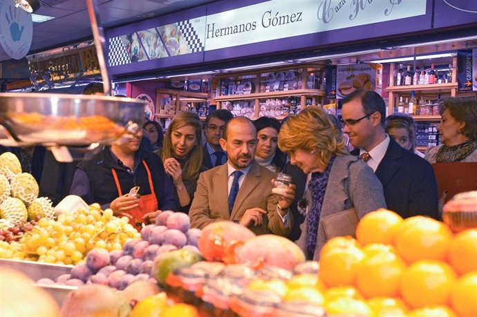 Aguirre y Villanueva durante su visita al Mercado de Chamartín
