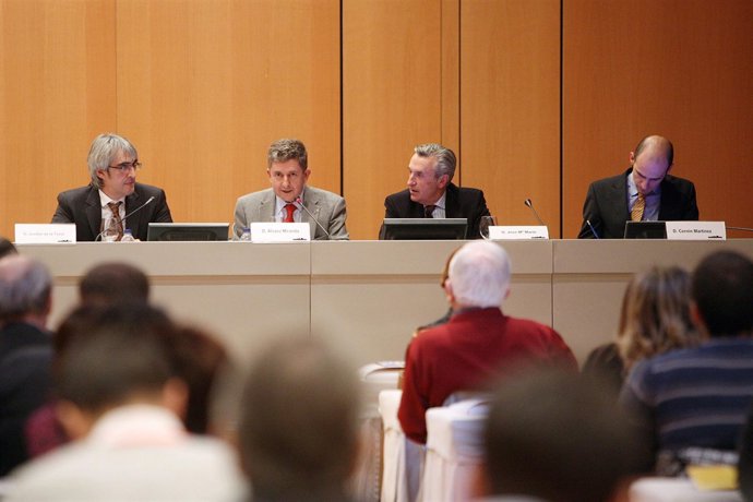 De izquierda a derecha, el decano Joseba de la Torre, el consejero Álvaro Mirand