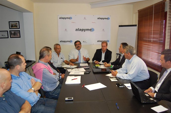 Reunión de Pedro Rodríguez Zaragoza con los comerciantes de La Laguna.