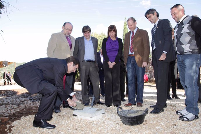 El presidente del Govern, Francesc Antich, colocando la primera piedra del nuevo