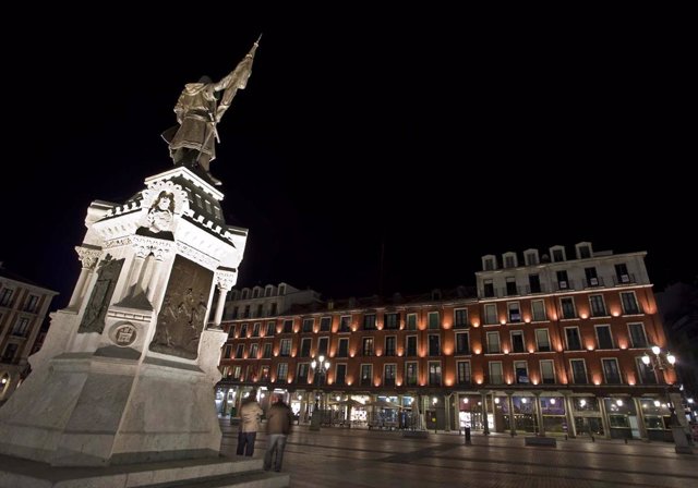 La Plaza Mayor de Valladolid, con la nueva iluminación ornamental