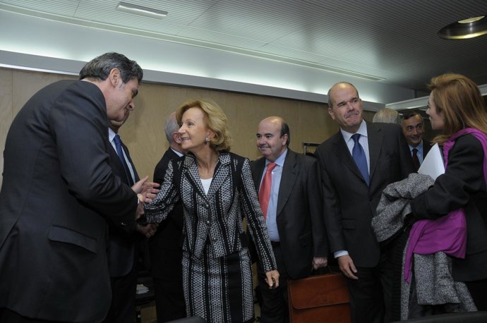 El consejero canario saluda a la ministra Elena Salgado