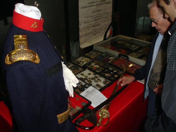CIENTOS DE OBJETOS MILITARES EN EL MERCADO PUERTA DE TOLEDO