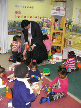 Reparto de juguetes en Casa Caridad Valencia