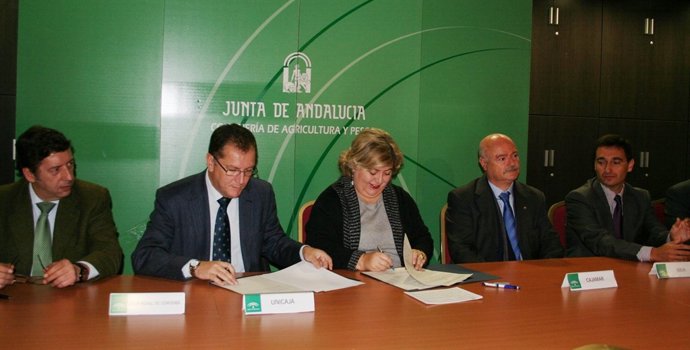 La consejera de Agricultura y Pesca, Clara Aguilera, firma un convenio con 17 en