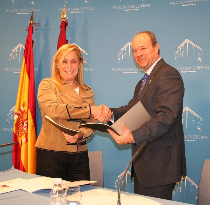 Reverte y Campo, en la firma del convenio