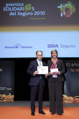 El consejero delegado de BBVA Seguros y la presidenta de Manos Unidas