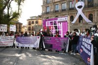 Unas 200 personas se manifiestan en Toledo para "sacar tarjeta roja al maltratador"