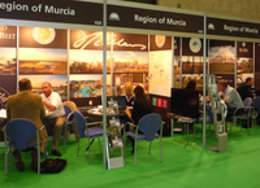 Detalle del stand de Murcia Turística en la Golf Travel Market que se celebra en