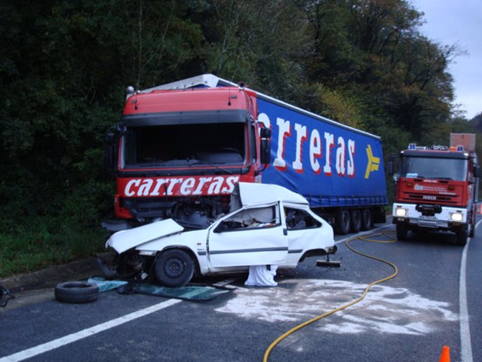 Los dos vehículos implicados en un accidente en la N-121-A.