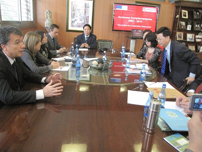 Reunión de la Misión Inversa de la comitiva china, de izquierda a derecha el vic