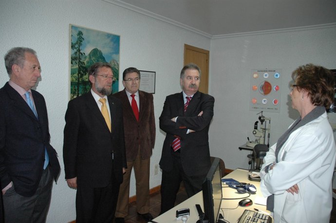 El delegado del Gobierno en Aragón visita un centro médico acreditado para trami