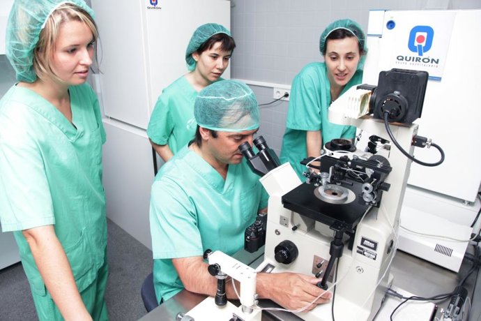 Miembros del equipo de reproducción asistida de Quirón Zaragoza