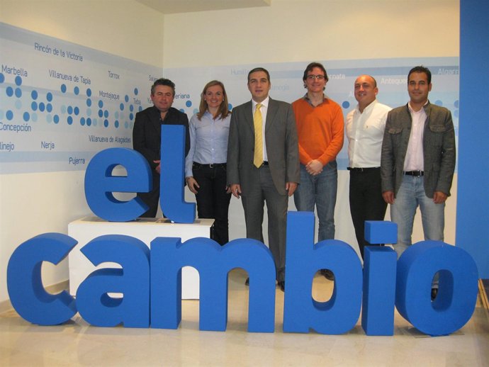 El presidente del PP de Málaga, Elías Bendodo, junto a los candidatos del PP a l