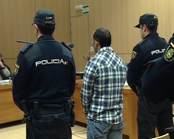 El acusado junto a dos agentes