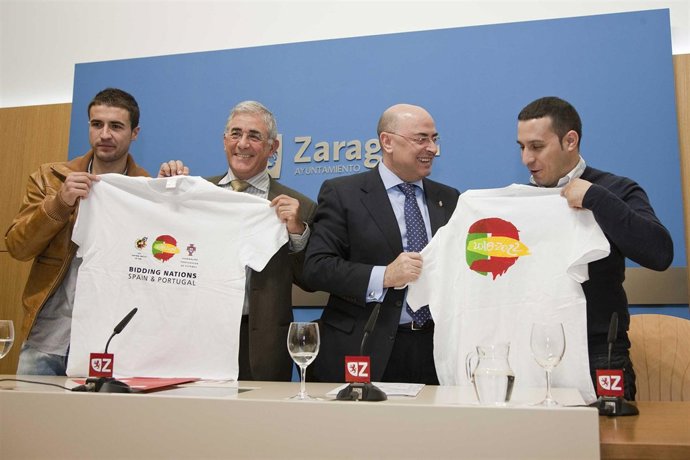 Manu Blasco con camiseta logo Mundial Fútbol