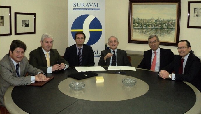 Firma del acuerdo entre Suraval y Banco Popular