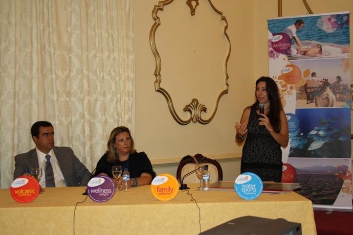 Rita Martín (c) durante una presentación de los paquetes turísticos