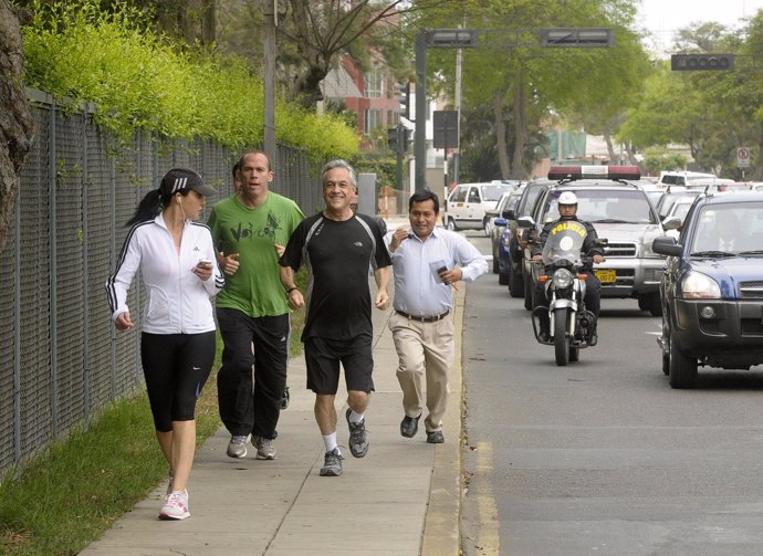 El presidente de Chile, Sebastián Piñera, corriendo en las calles de Lima.