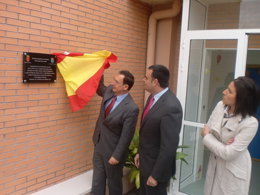 El consejero Joaquín Bascuñana descubre la placa del nuevo CAI de Totana Pepita 