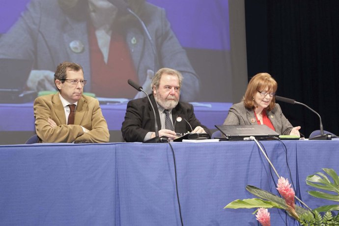 La diputada Julia Olivas y el comentarista durante la inauguración de la jornada