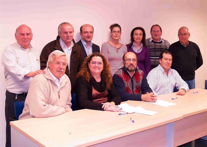 Fotografía del encuentro mantenido entre diputados y FAVEM