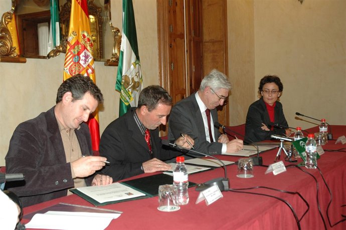Firma del convenio para la exhumación de los restos. 