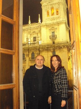 El deán de la Catedral y Peñalver ante el monumento.