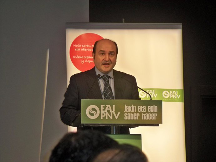 Andoni Ortuzar durante la jornada municipal