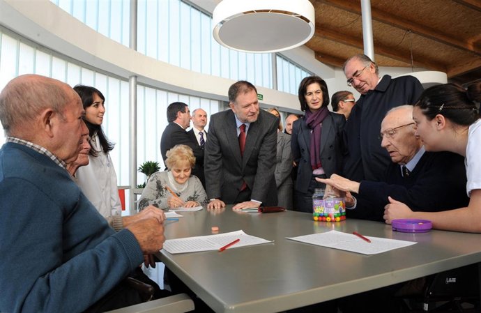 Iglesias, Fernández, Franco y Vicente inauguran la residencia Ibercaja Rey Ardid