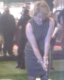 Esperanza Aguirre practica su swing en la feria Madrid Golf de Ifema