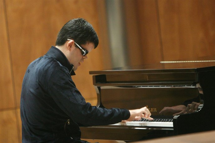 Xabier Armendariz Arraiza en un concierto interpretado en el aula Fernando Remac