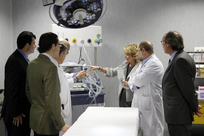 Aguirre y Lasquetty durante su visita al Hospital de Alcalá